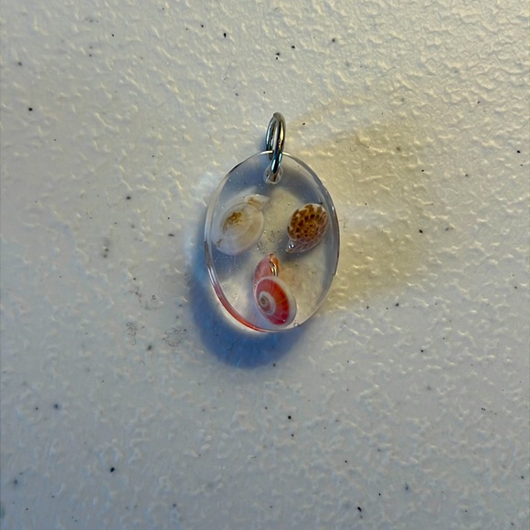 Handmade resin pendant with 3 seashells. - Picture 1 of 2